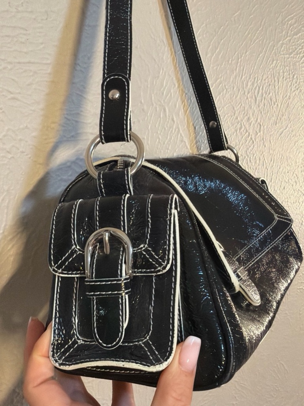 Black Shoulder Bag with Contrasting Stitching - Picture 2 of 11